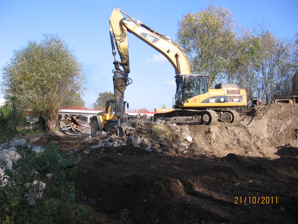 Ein Bagger beim abtragen der alten Betonbr�ckenpfeiler der ehemaligen alten Saalebr�cke in Ro�bach; 21.10.2011 (Foto: Hans Grau)