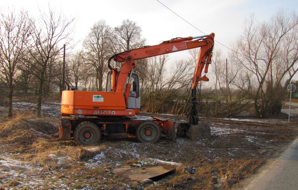 Ein Bagger der Firma Anders & Partner aus Altenroda, der das alte Finnebahngleis am B� der B176 kurz vor dem Bf Billroda freigelegt hat; 21.02.2011
