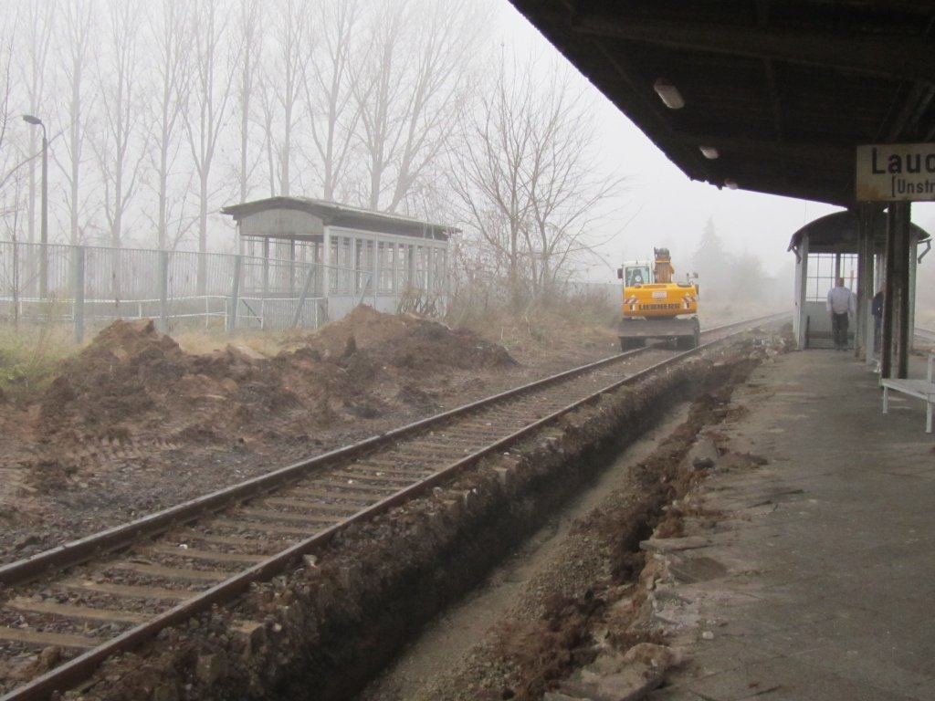 Ein Bagger der Firma STRABAG w�hrend der Bauarbeiten zur Setzung der neuen Bahnsteigkante am 15.11.2011 im Bf Laucha. (Foto: Dieter Thomas)

