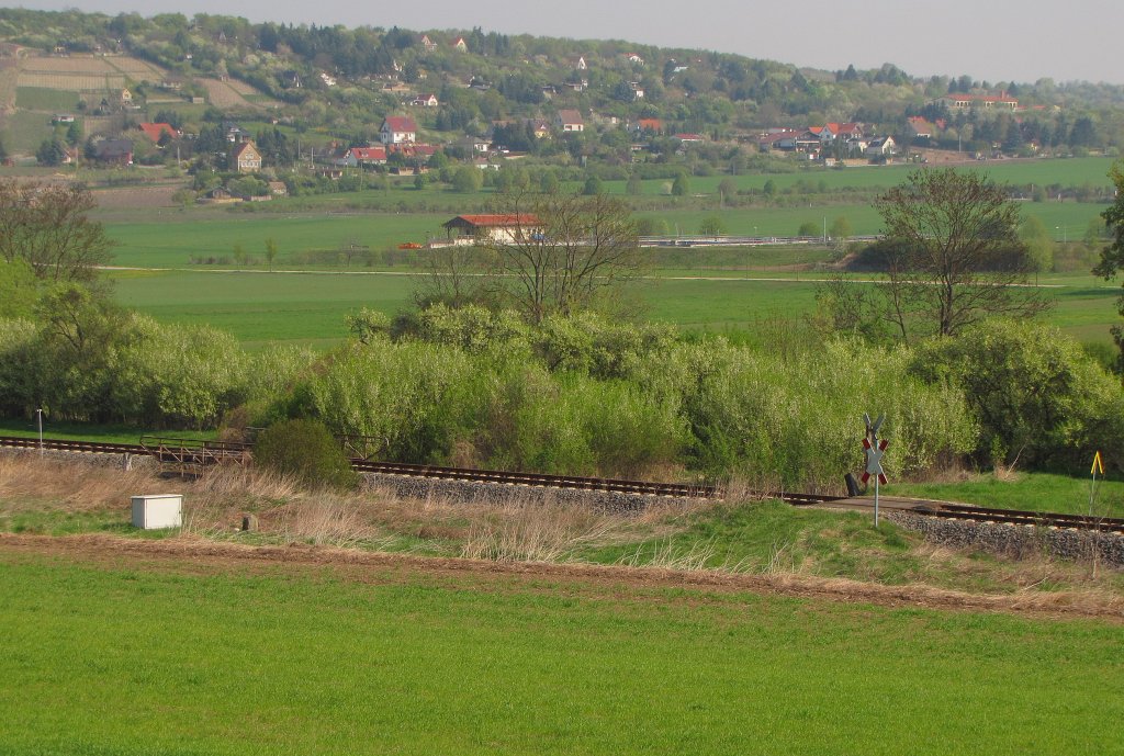 Ein Bahn�bergang und ein Durchlass zwischen Freyburg und Kleinjena; 20.04.2011
