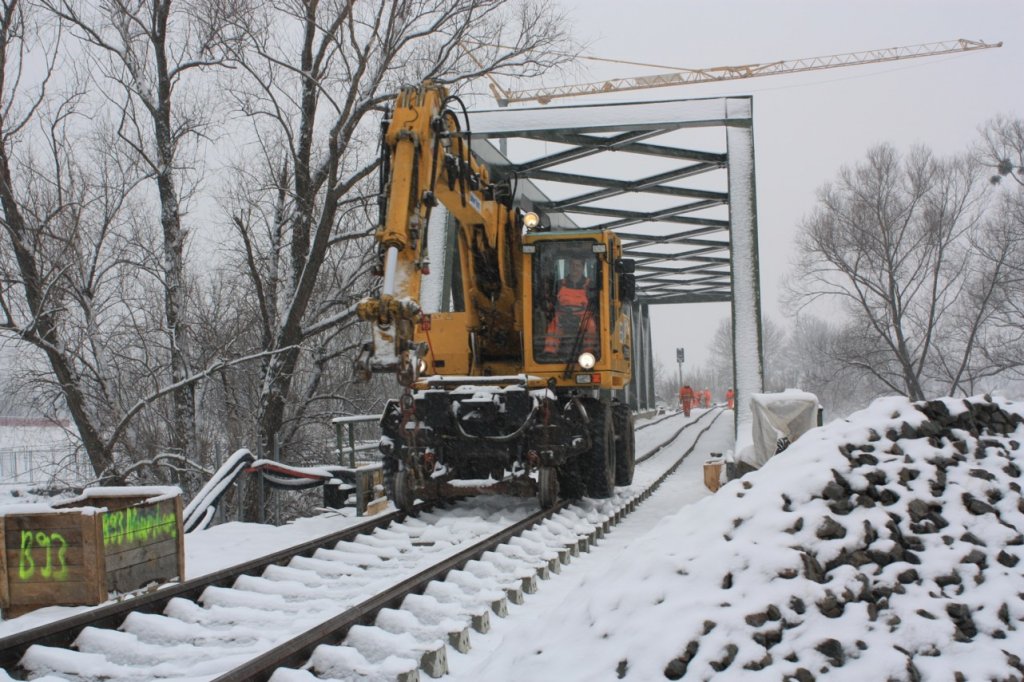 Ein Balfour Beaty Zweiwegebagger bei Arbeiten am Gleis an der neuen Saalebr�cke in Ro�bach; 28.01.2012 (Foto: Peter Stumpf)