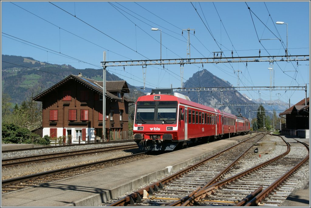 Ein BLS (ex RM) Triebzug als Regionlazug Interlaken - Spiez in Leissigen. 9. April 2011