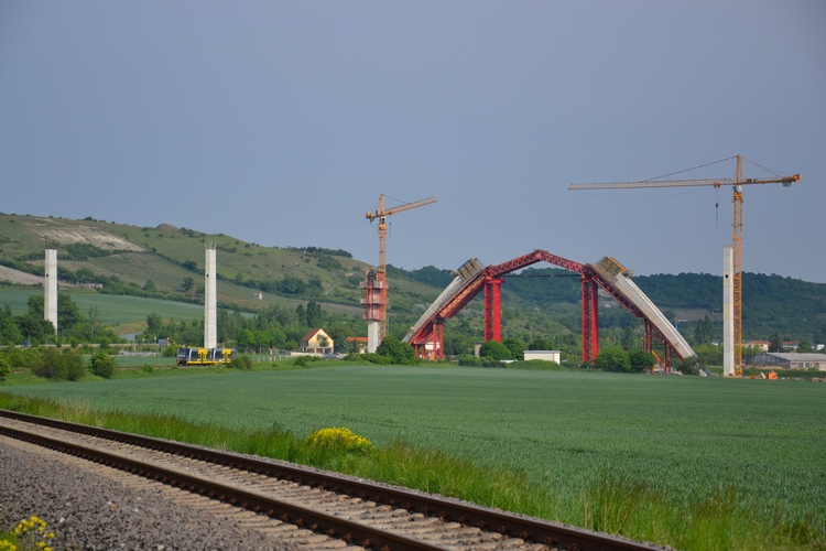 Ein Br�ckenbogen und Pfeiler der zuk�nftigen ICE-Unstruttalbr�cke bei Karsdorf; 21.05.2011 (Foto: Roberto Franke)
