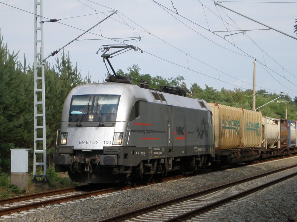 Ein Containerzug aus Ruhland gezogen von ES 64 U2-100 (182 600) kurz hinter dem Bahnhof Elsterwerda-Biehla.  