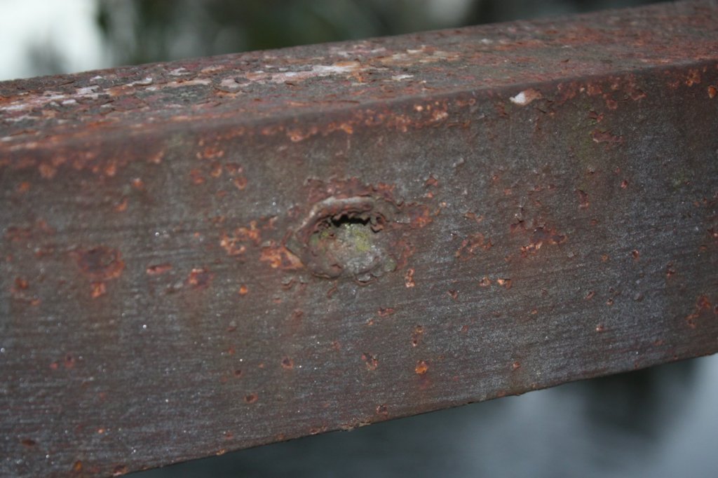 Ein Einschuss aus dem 2. Weltkrieg auf der alten Saalebr�cke in Ro�bach; 16.10.2011 (Foto: Peter Stumpf)