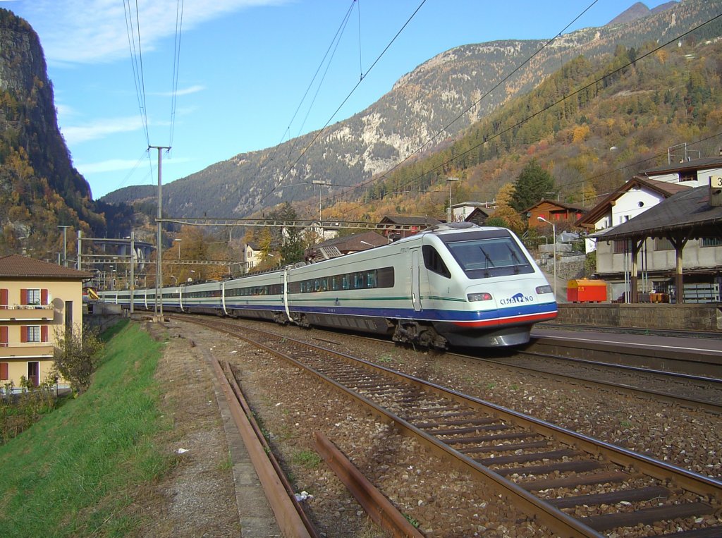 Ein ETR 470 Cisalpino am 02.11.2007 bei der Durchfahrt in Faido. 
