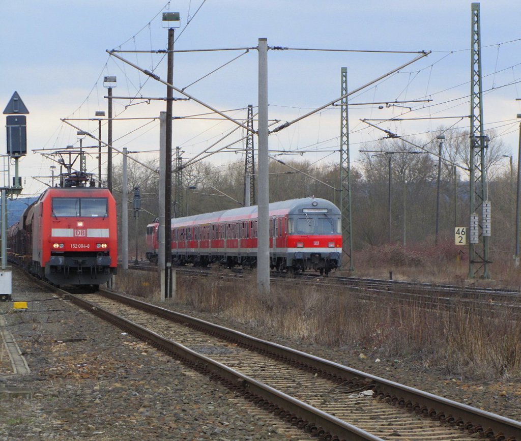 Ein Fu�ballsonderzug von Braunschweig nach Jena, bei der Durchfahrt in Naumburg. Am Ende lief ein Steuerwagen der Bauart  Karlsruhe  mit, die man hier sehr selten sieht; 20.03.2010