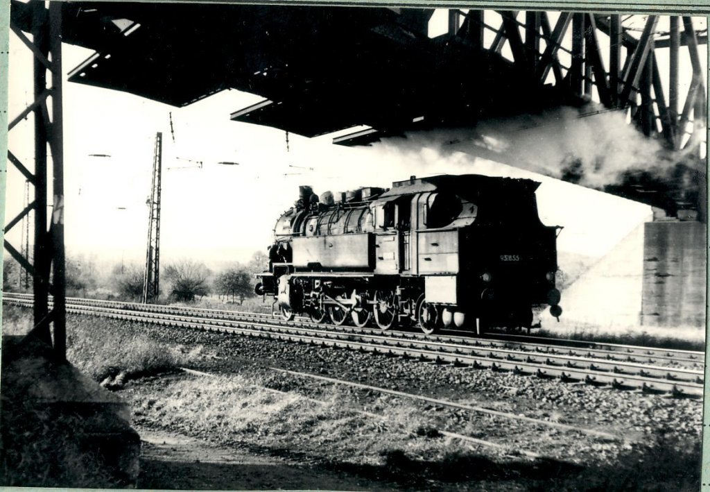 Ein gl�cklicher Nachschuss: 93 2855-0 vom BW Wei�enfels bei einem seltenen Besuch in Naumburg/Saale unter der Br�cke der Strecke nach Teuchern. Leider habe ich das Aufnahmedatum noch nicht ermitteln k�nnen.
