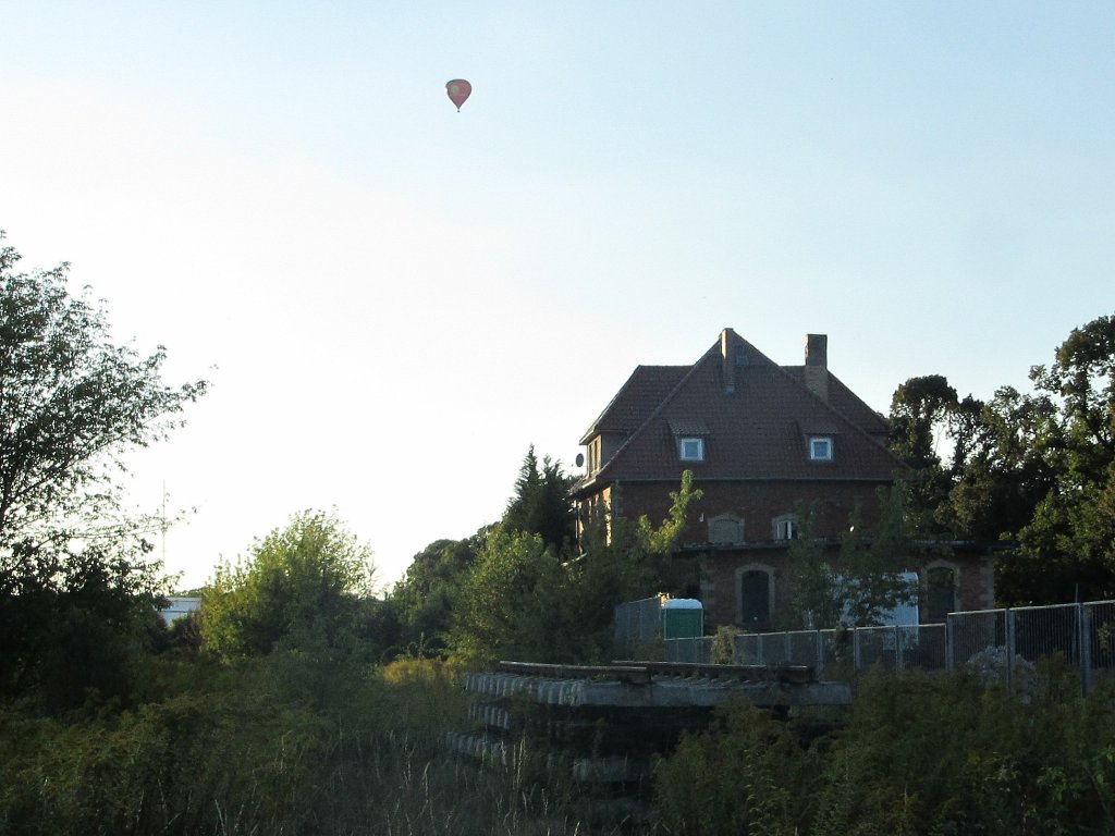 Ein Hei�luftballon �ber dem Lauchaer Bahnhof am Abend des 08.09.2012.