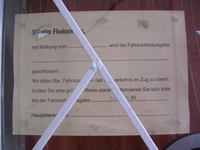 Ein Hinweisschild f�r Reisende an der ehemaligen Fahrkartenausgabe vom Bf Vitzenburg; 2006 (Foto: Thomas Menzel)