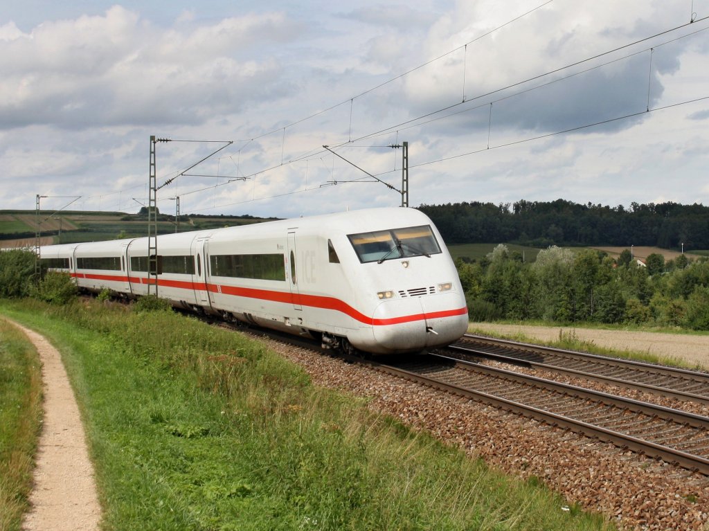 Ein ICE 2 nach Mnchen am 13.08.2011 unterwegs bei Treuchtlingen. 
