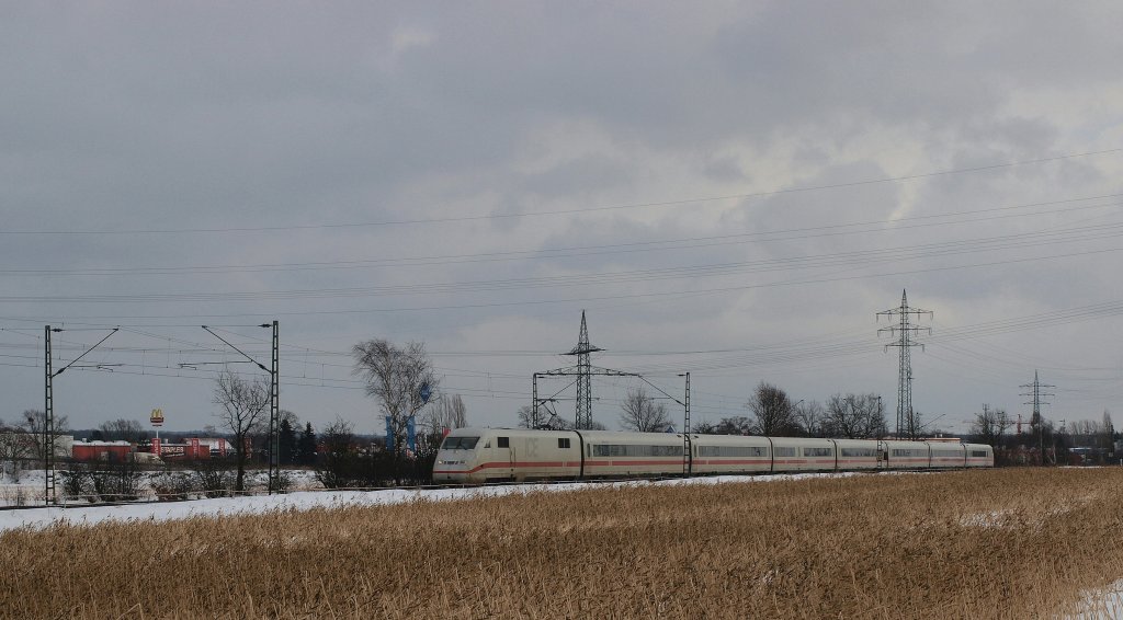 Ein ICE 2 in Ochtmissen bei Lneburg am 3.2.