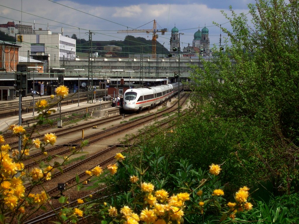 Ein ICE-T am 03.05.2008 in Passau Hbf im Hintergrund ist der Passauer Dom zusehen. 
