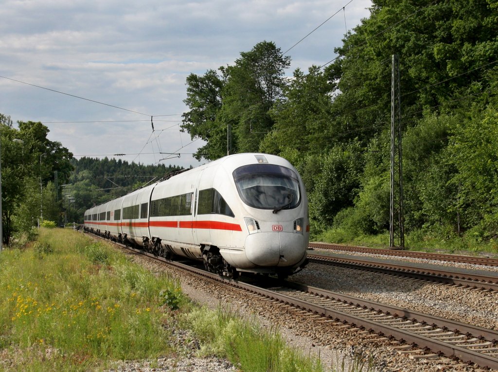 Ein ICE-T nach Mnchen am 05.06.2011 bei der Durchfahrt in Aling. 
