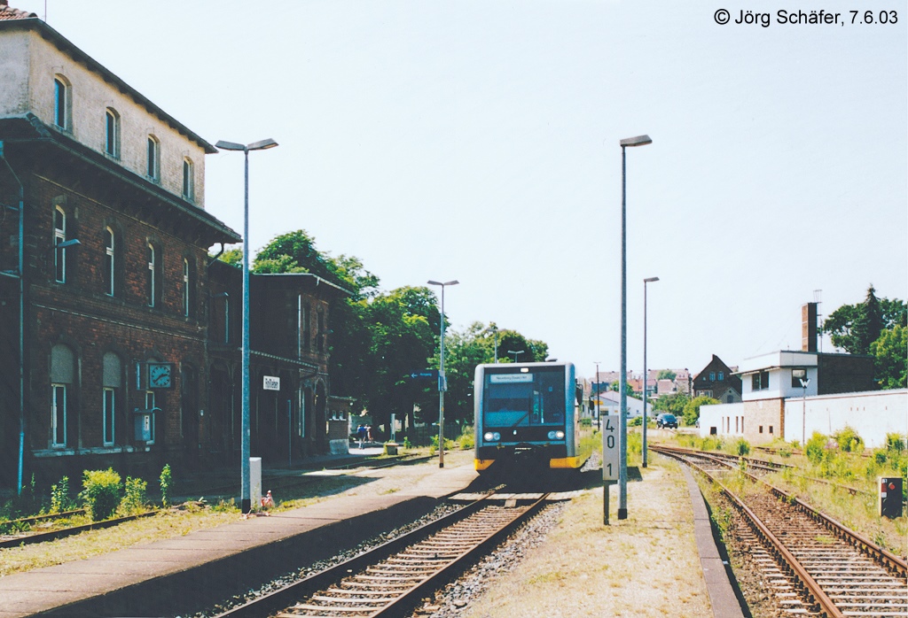Ein KEG VT 672 als RB von Artern nach Naumburg Hbf, am 07.06.2003 in Ro�leben. (Foto: J�rg Sch�fer)