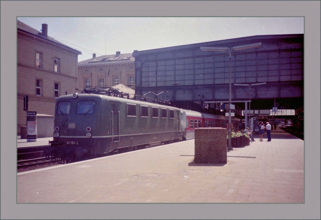 Ein  Knallfrosch  im Fernverkehr: die 141 184-2 mit einem WC in Mainz. 
18. Mai 1992 