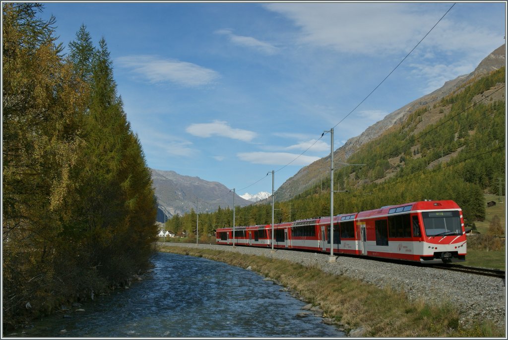 Ein Komet (und ein baugleicher, hnlicher Triebzug) auf dem Weg von Zermatt nach Brig kurz nach Tsch.
19. Oktober 2012