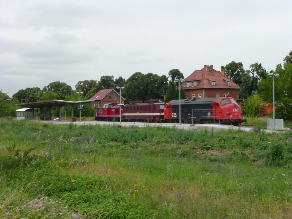 Ein Lokzug nach Karsdorf mit einer unbekannten V100 der EBS, sowie der 142 110-6 und der 1131, am 03.07.2012 im Bf Laucha. (Foto: Klaus Pollm�cher)