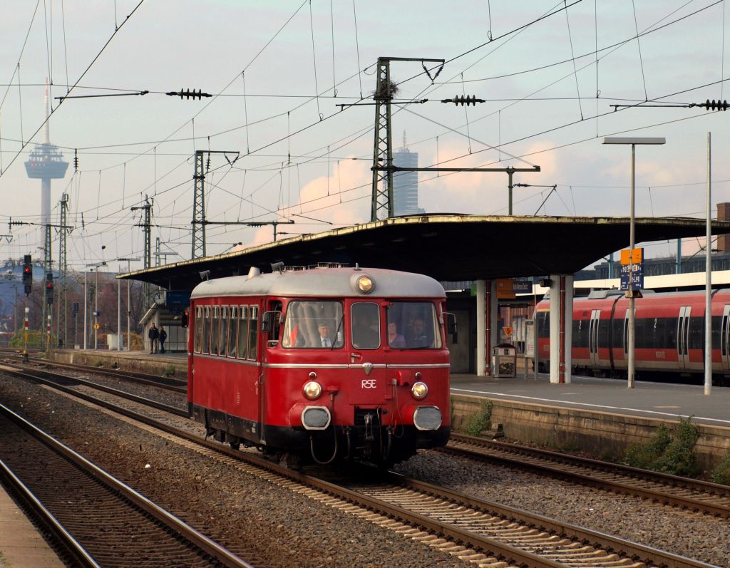 Ein MAN Schienenbus der RSE fuhr mit Fahrgsten durch den Bahnhof Kln Messe/Deutz.