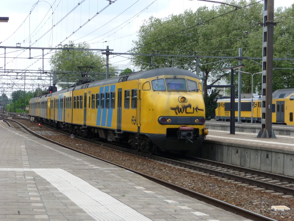 Ein Mat '64-Triebwagen (Plan V) fhrt in den Bahnhof Dordrecht ein. 29.05.2010