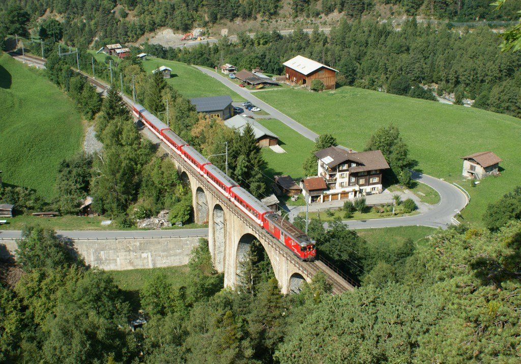 Ein MGB Regionalzug hat die Station Grengiols verlassen und berquert nun einen Viadukt um dann im anschlieenden Kehrtunnel an Hhe zu gewinnen. 
28. August 2010