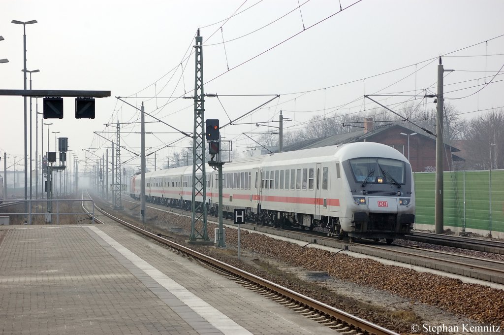 Ein mir unbekannter IC bei der Durchfahrt in Rathenow und ist in Richtung Wustermark unterwegs. Geschoben hat die 120 122-7. 15.03.2011