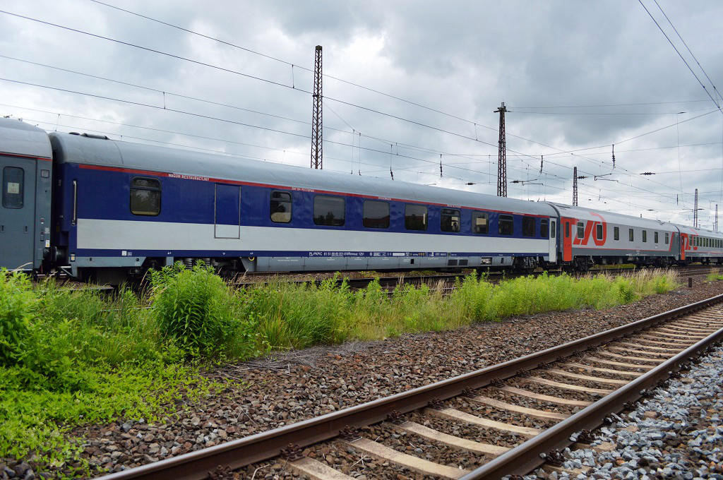 Ein polnischer Speisewagen im umgeleiteten EN 452 von Moskva Belorusskaja nach Paris Est, am 26.06.2013 in Naumburg Hbf. (Foto: Thomas Fritzsche) 