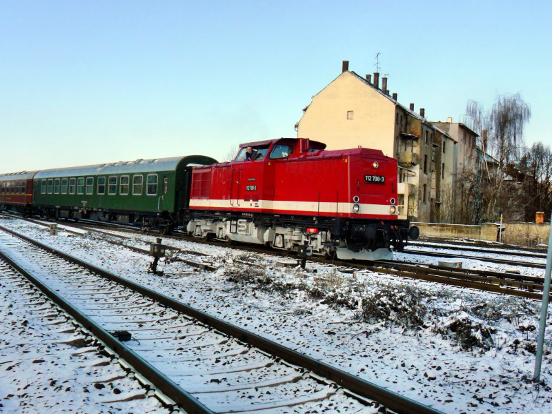 Ein privater Sonderzug er�ffnete die Sonderzugsaison 2013 in Zeitz. Am 12.01.2013 befeuerte die altrote 112 708-3 der RISS den Sonderzug von Stollberg nach Halberstadt. Hier die Ausfahrt in Richtung Teuchern.