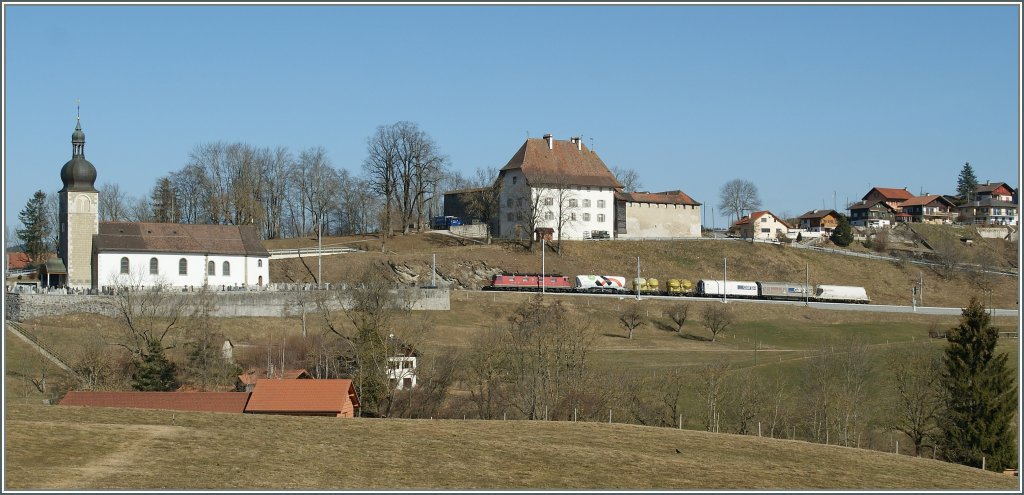 Ein Re 6/6 mit einem Gterzug von Bulle nach Romont bei Vaulruz.
14.03.2012