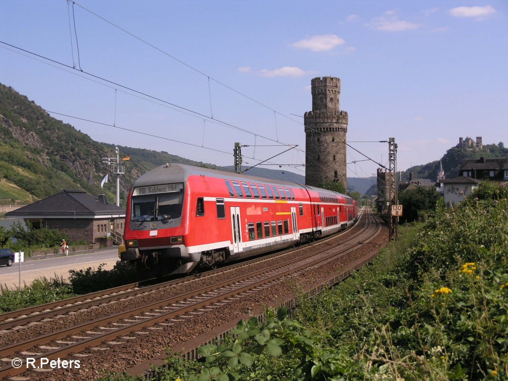 Ein RE nach Koblenz verlsst Oberwesel geschoben von einer 143iger. 24.07.08