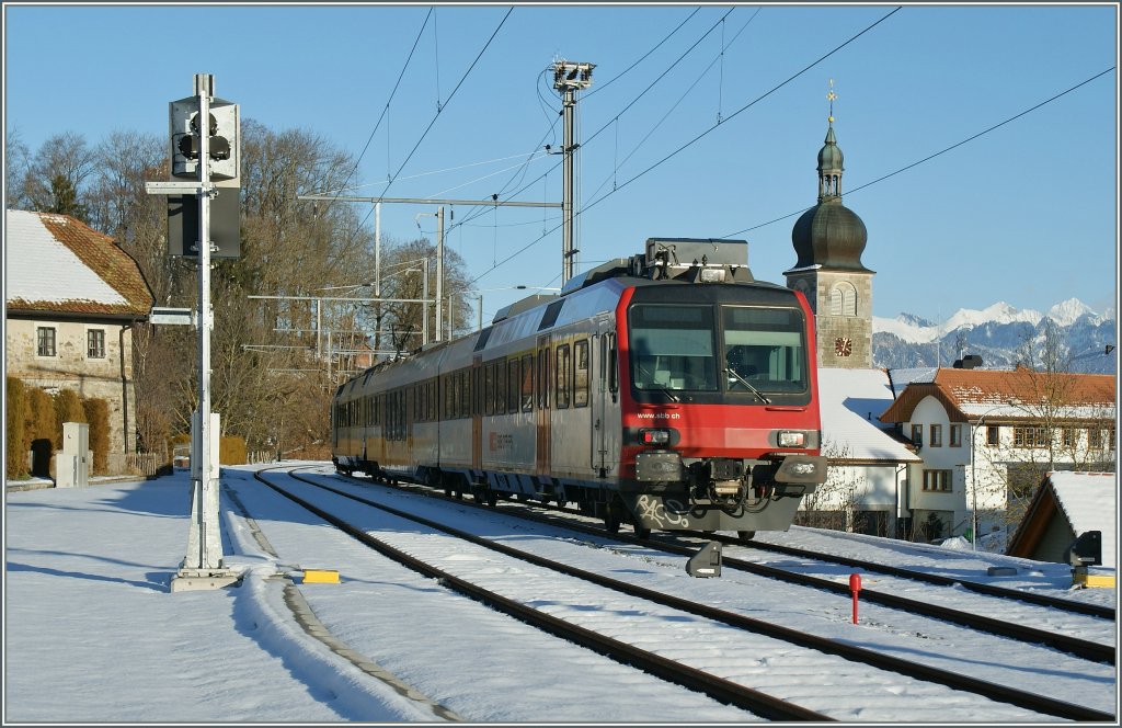 Ein SBB Domino im ehemaligen TPF Bahnhof Vaulruz (und heutiger Dienst/Kreuzungsstation) auf dem Weg nach Bulle.
28. Jan. 2013