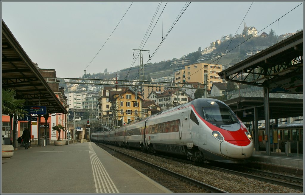 Ein SBB ETR 610 erreicht als EC 37 Genve - Venezia S.L. Monreux. 
04.03.2011