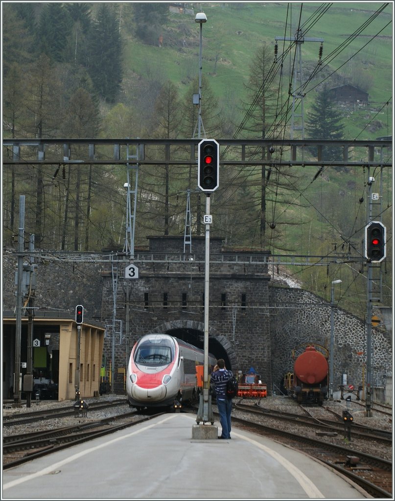 Ein SBB ETR 610 von Milano nach Basel unterweges, verschwindet in Goppenstein im 15 km langen Ltschbergtunnel.
04.05.2013