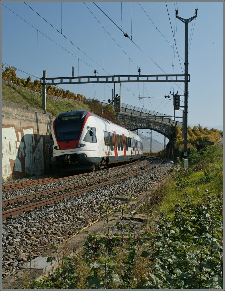 Ein SBB FLIRT RABe 523 nach Villeneuve trifft in Cully ein.

22. Jan. 2011