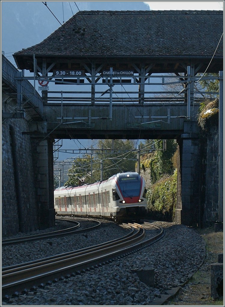 Ein SBB Flirt RABe 523 beim Château de Chillon. Der im Bild zum Teil zu sehende und gut zum Baustil des Schlosses passende Übergang wurde in paar Jahre später durch einen wenig passendern abgelöst.

6. März 2012