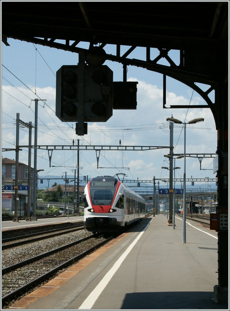 Ein SBB Flirt RABe 523 erreicht als S2 Renens VD.

30. Mai 2012