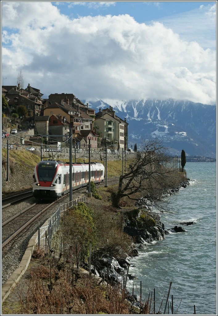 Ein SBB Flirt RABe 523 am etwas stürmischen Genfersee bei St-Saphorain auf dme Weg in Richtung Lausanne.

5. Feb. 2013