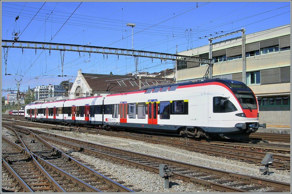 Ein SBB Flirt RABe 523 nach Villeneuve erreicht Lausanne. 
29. Sept. 2010