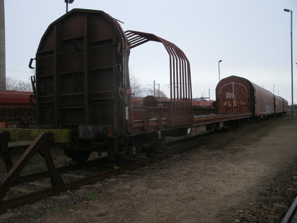 Ein Schiebeplanwagen ohne Plane am 03.Dezember 2011 in Mukran.