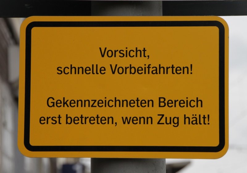 Ein Schild, dass man am Rhein zu dutzenden an Bahnhfen sieht...