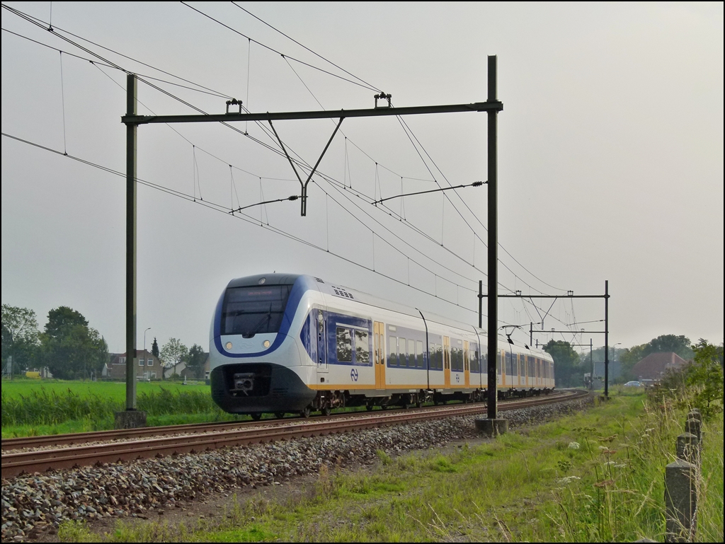 Ein sechteiliger NS SLT (Sprinter Lighttrain) hat am 02.09.2011 den Bahnhof von Zevenbergen verlassen und fhrt nun in Richtung Den Haag Centraal. (Jeanny)

Der Name Sprinter steht fr den Einsatz im S-Bahn hnlichen Verkehr, da durch breite Einstiege schnelle Fahrgastwechsel mglich werden. Die Zge, die in Anlehnung an den bewhrten ET 425 entwickelt wurden, verbinden im Regional- und Nahverkehr die Ballungsrume im Westen der Niederlande miteinander. Dabei werden sie ltere Fahrzeuge schrittweise ersetzen.

In Kritik geriet die Bahngesellschaft, da smtliche Sprinter-Zge ohne Toiletten ausgerstet sind. Dies sei, so die Niederlndischen Eisenbahnen, auf Kurzstrecken nicht ntig, da hierbei die WCs kaum genutzt wrden. Allerdings wurden in jngster Zeit vermehrt auch Sprinter-Garnituren fr lngere Bahnstrecken eingesetzt.

Technische Daten des sechsteiligen SLT:
Anzahl:                 62
Hersteller: 	        Bombardier, Siemens
Baujahr: 	        2007 
Achsformel: 	        Bo'(Bo')(2')(2')(2')(Bo')Bo'
Spurweite: 	        1435 mm (Normalspur)
Lnge ber Kupplung:    100,54m
Leermasse: 	        176 t
Dienstmasse:            192 t
Hchstgeschwindigkeit: 	160 km/h
Traktionsleistung:      2.000 kW
Stromsystem: 	        1,5 kV Gleichstrom
Sitzpltze: 	        332
Stehpltze: 	        108
 

