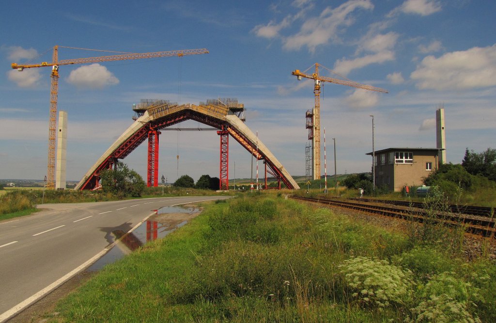 Ein sich im Bau befindlicher Br�ckenbogen der zuk�nftigen Unstruttalbr�cke in Karsdorf. Rechts das Stellwerk W4 und das Gleis der Unstrutbahn; 09.07.2011