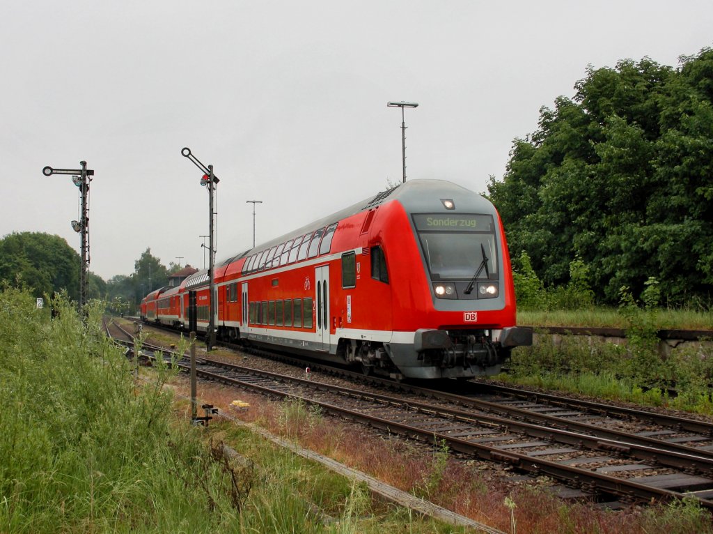 Ein Sonderzugam von Pfarrkirchen nach Augsburg am 28.05.2011 bei der Ausfahrt aus Eggenfelden.
