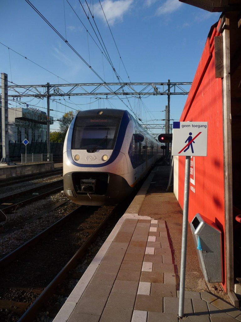 Ein Sprinter Lighttrein-Triebwagen erreicht am spten Nachmittag des 26.10.2011 den Bahnhof Utrecht centraal.