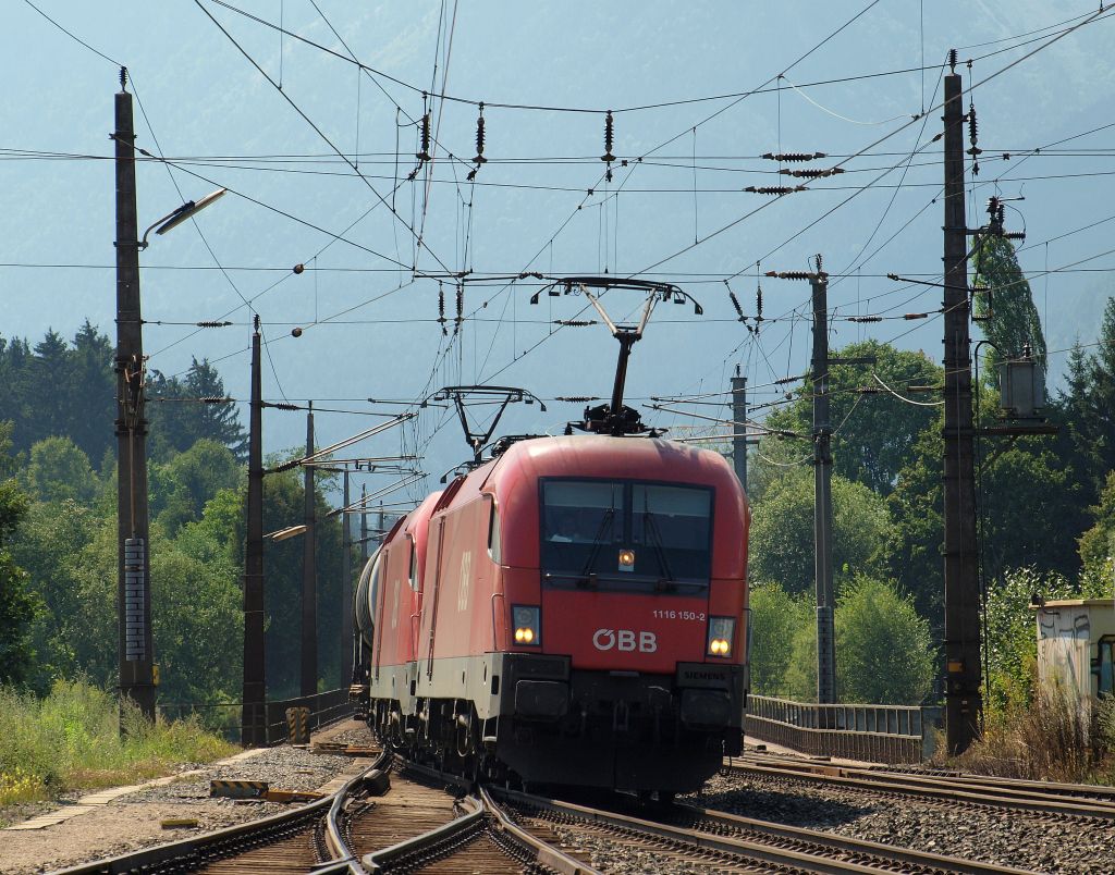 Ein starkes Taurusdoppel rollte mit einem schweren Gterzug durch Brixlegg am 2.8.11 in Richtung Wrgl/Kufstein.