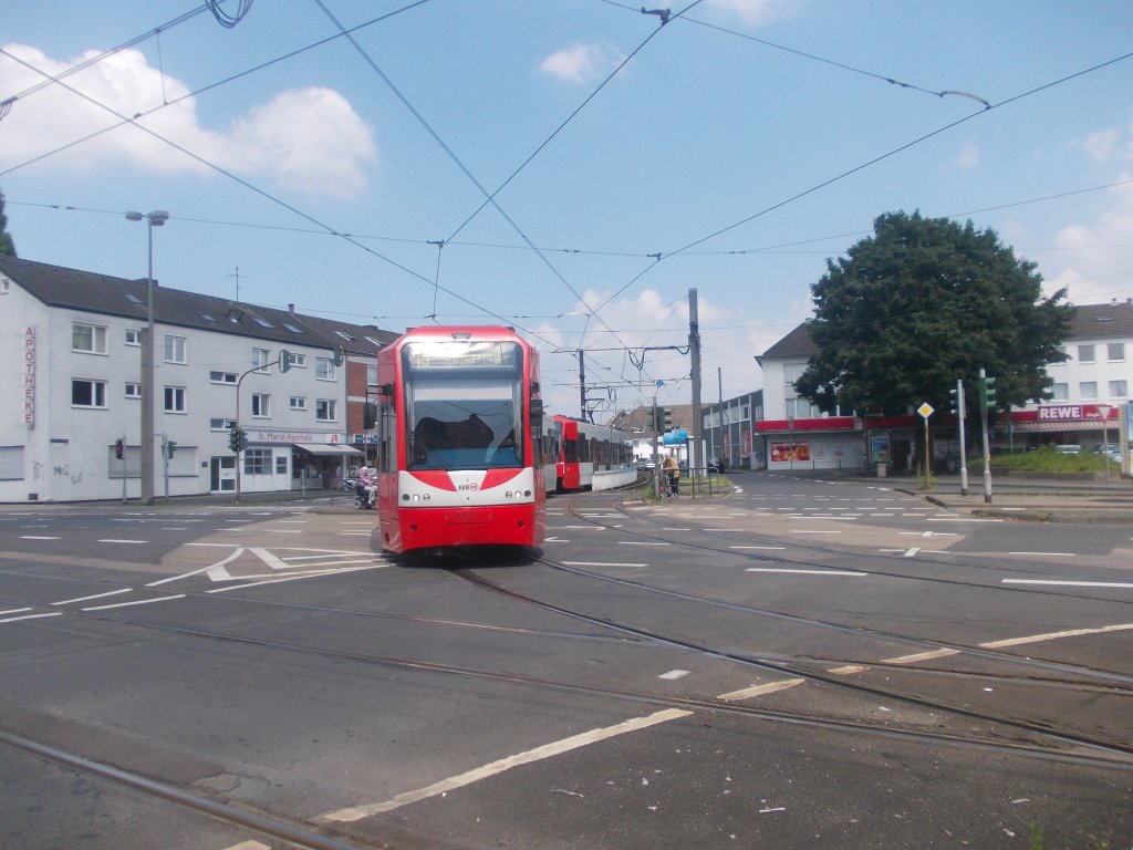 Ein Strassenbahnwagen der Serie K4500 an der Longericher Strasse in Kln. Dies sind die neusten Fahrzeuge der Klner Verkehrsbetriebe.