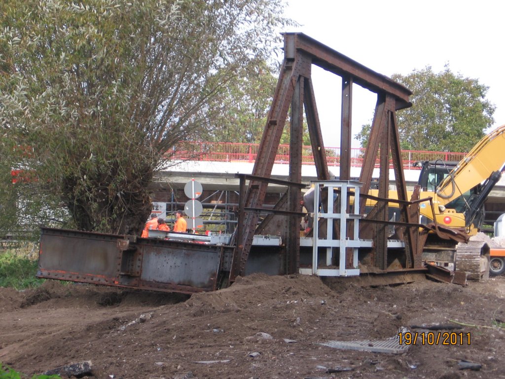 Ein Teil des ehemaligen Br�ckenoberbaus der alten Saalebr�cke in Ro�bach; 19.10.2011 (Foto: Hans Grau)