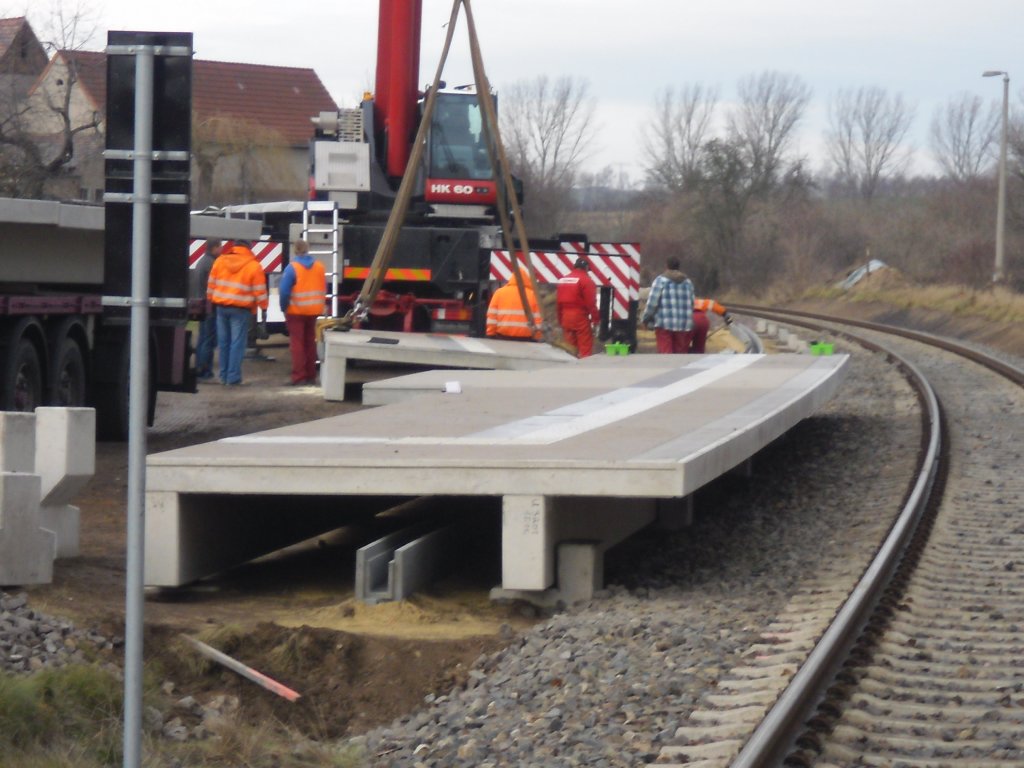 Ein Teil vom neuen Bahnsteig in Kirchscheidungen.
