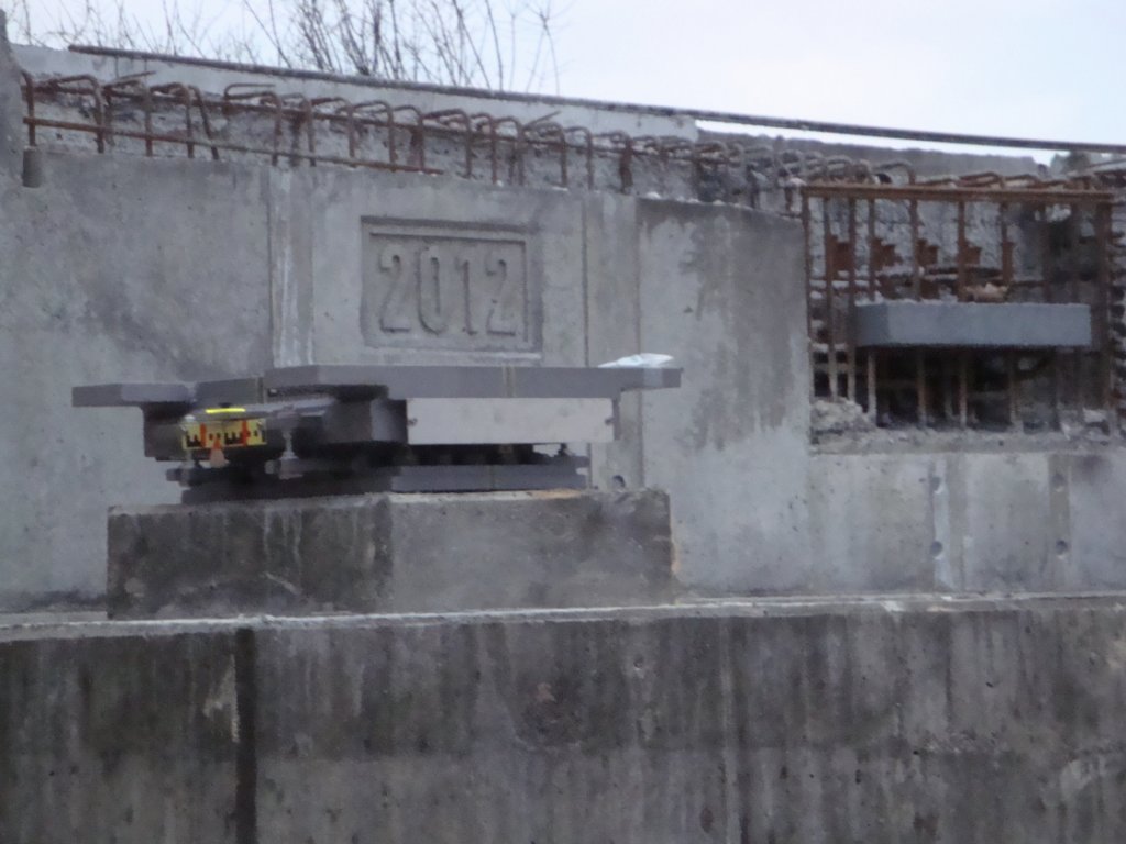 Ein Teil vom neuen Br�ckenfundament, mit Jahreszahl, der neuen Saalebr�cke in Ro�bach; 12.01.2012 (Foto: G�nther G�bel)