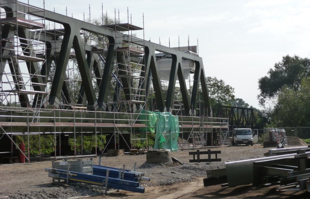 Ein Teil der neuen Saalebr�cke in Ro�bach. Ab dem 08.10.2011 beginnen die Arbeiten. Die Br�cke wird komplett erneuert; 23.09.2011 (Foto: Klaus Pollm�cher)